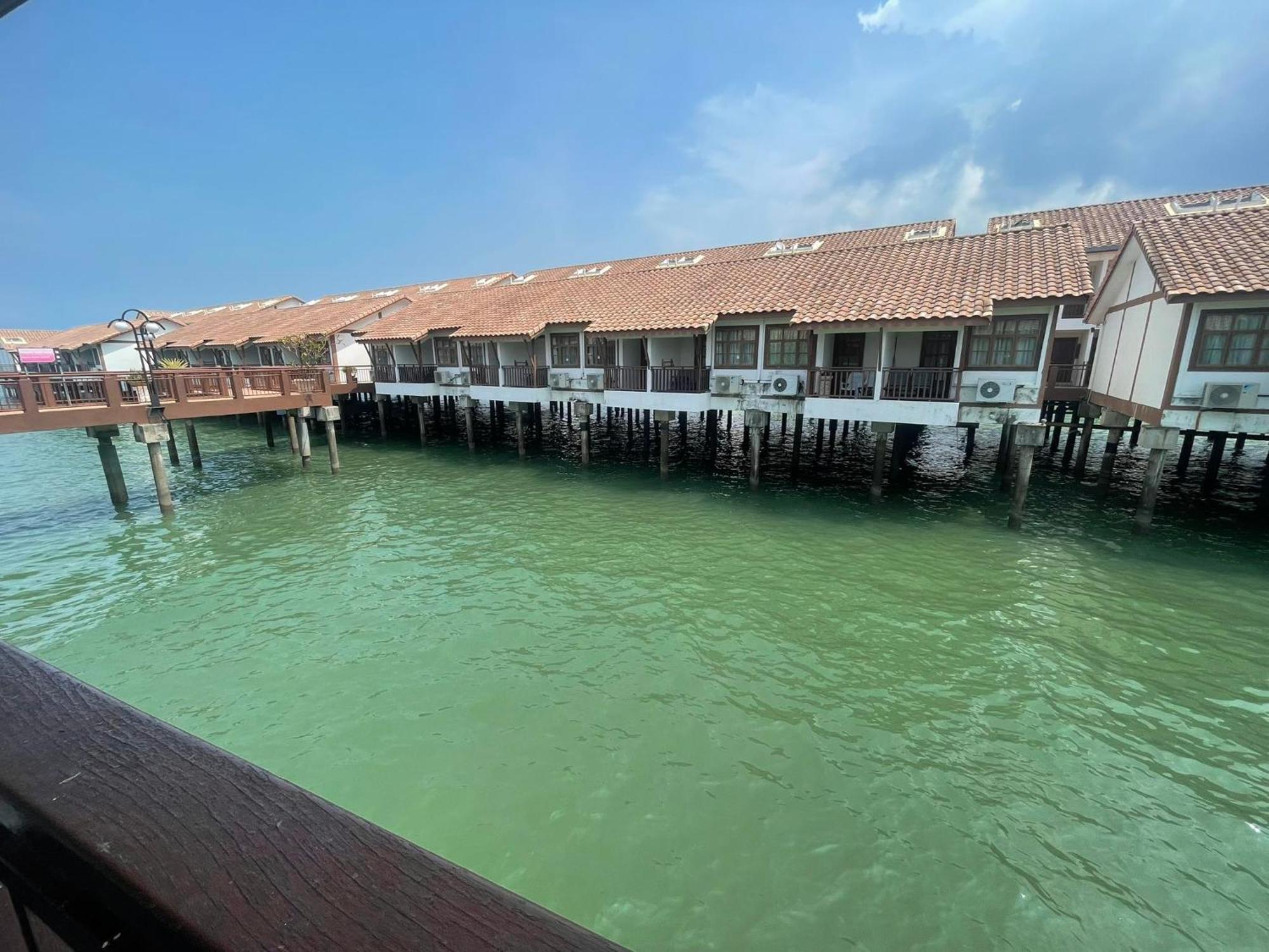 Hotel Cuti-Cuti Port Dickson Water Chalet Exterior foto